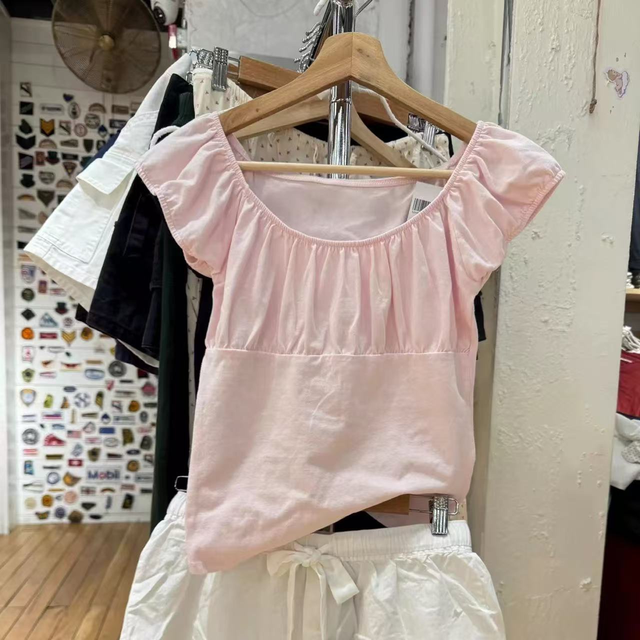 Womens Short-sleeve Top With A Round Neck And Puffed Sleeves
